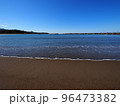 晴れて穏やかな冬の日本海・広がる青空 96473382
