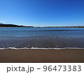晴れて穏やかな冬の日本海・広がる青空、波打ち際 96473383
