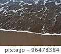 茶色い砂浜の波打ち際のアップ 96473384