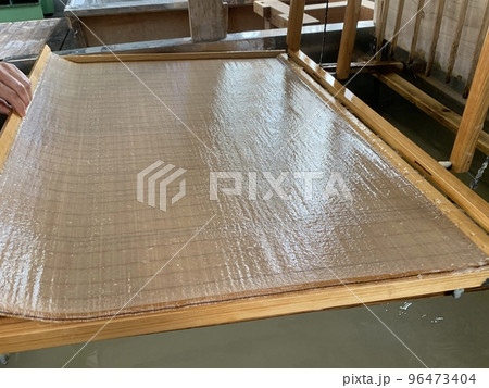 和紙を漉いたところ 96473404