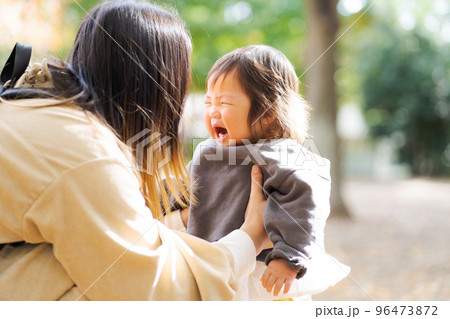 泣いている赤ちゃん 96473872