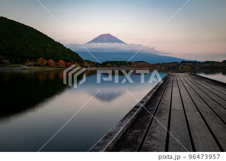 田貫湖と赤富士 96473957