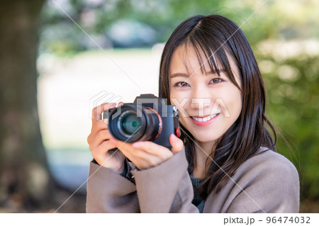 写真を撮る女性 96474032