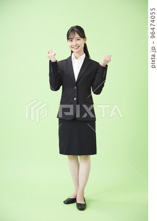 スーツを着た笑顔のビジネスウーマン  96474055