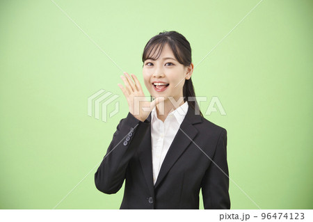 スーツを着た笑顔のビジネスウーマン  96474123