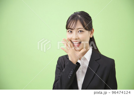 スーツを着た笑顔のビジネスウーマン  96474124
