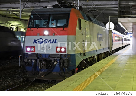 急行ムグンファ号の先頭に立つ電気機関車 96474576