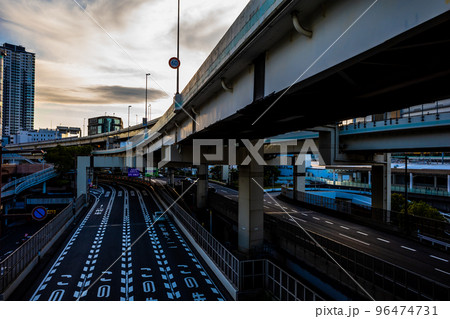 横浜駅東口 国道1号と首都高速金港ジャンクション 2022.10　c-2 高彩度コントラスト 96474731