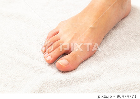 女性の足 女性の足 96474771