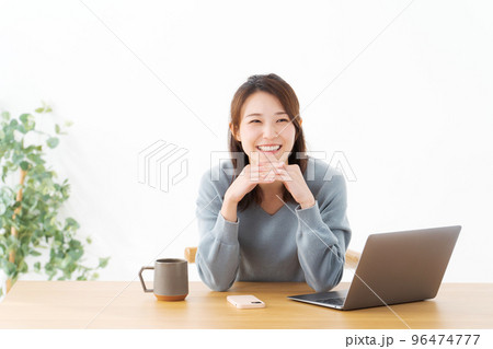 在宅ワークをする女性 在宅ワークをする女性 96474777