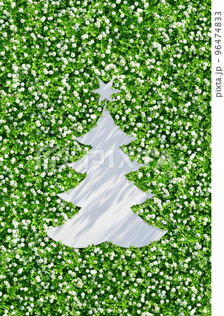 クリスマスツリーのペーパーアート、瑞々しい緑の花葉がキレイ 96474833