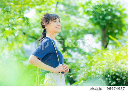 屋外を歩く女性 屋外を歩く女性 96474927