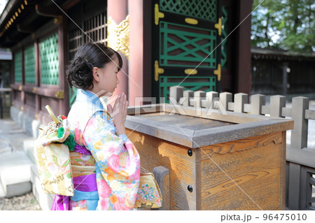 七五三で神社に参拝する7歳の女の子 七五三で神社に参拝する7歳の女の子 96475010