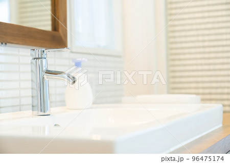 洗面所、洗台、洗い台、水道、バスルーム、浴室、風呂、お風呂、インテリア、風呂場、ジャグジー、浴槽 96475174