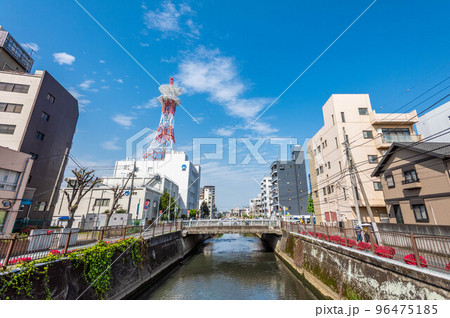 松戸市内を流れる新坂川の町風景 96475185