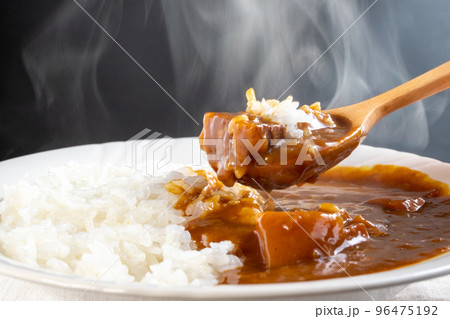 レトルトカレーと白いご飯 レトルトカレーと白いご飯 96475192