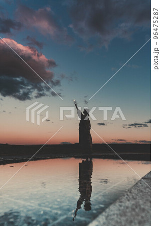 夕方の青空と水面のリフレクション 夕方の青空と水面のリフレクション 96475287