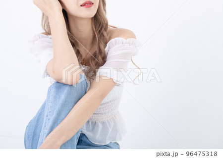 頬杖をして微笑む女性 woman 頬杖をして微笑む女性 woman 96475318