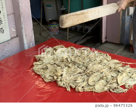 和紙作りでかずひきした楮をかず打ち棒で打つ 96475326