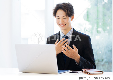 リモートで営業をするビジネスマン 96475389