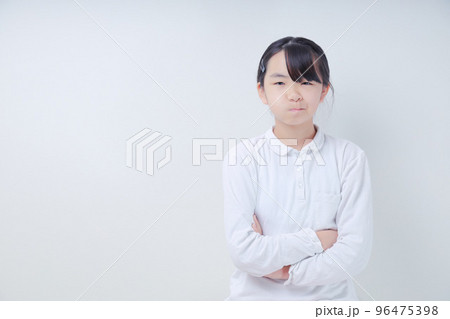 腕組みをした顰めっ面の女の子 腕組みをした顰めっ面の女の子 96475398