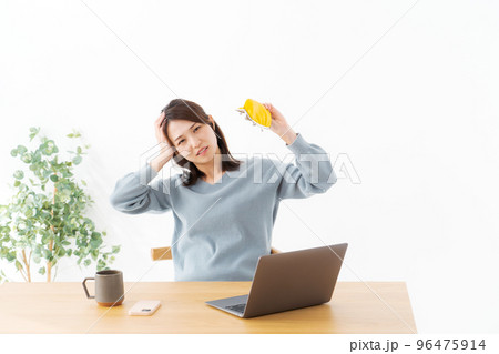 お財布を持つ女性 白背景 お財布を持つ女性 白背景 96475914