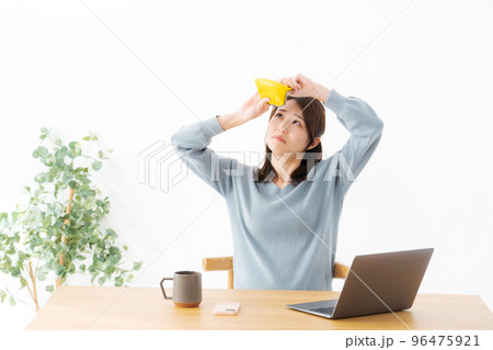 お財布を持つ女性　白背景 96475921