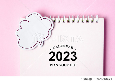 The 2023 desk calendar with speech bubble on pink background 96476634