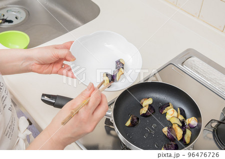 【茄子の揚げびたしを作る　炒めた茄子をお皿に取る】 96476726
