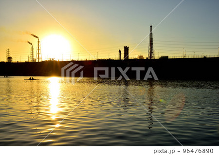 大阪 浜寺公園から望む浜寺水路の夕景 96476890
