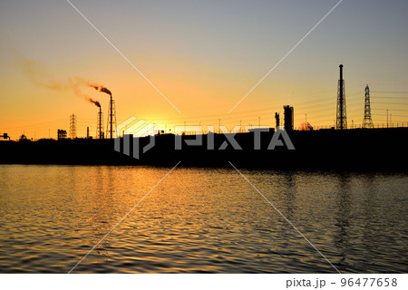 大阪 浜寺公園から望む浜寺水路の夕景 96477658