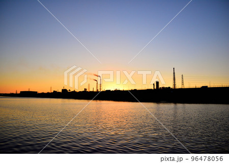 大阪 浜寺公園から望む浜寺水路の夕景 96478056