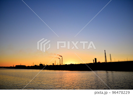 大阪 浜寺公園から望む浜寺水路の夕景 96478229