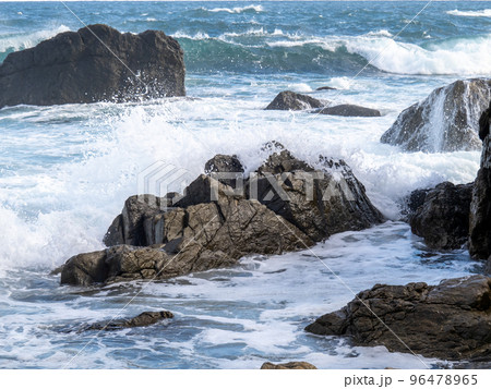 海岸の岩場に荒波が打ち寄せる。 96478965