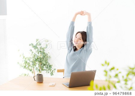 在宅ワークをする女性 在宅ワークをする女性 96479868