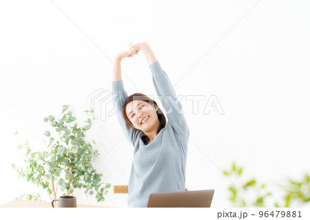 在宅ワークをする女性 96479881