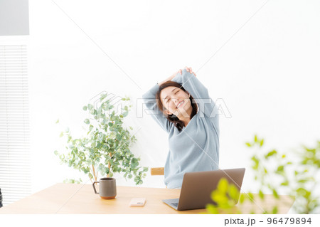 在宅ワークをする女性 96479894