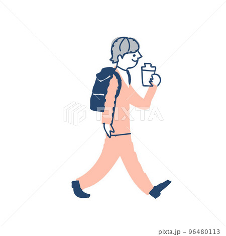 コーヒカップを持ちながら歩くスーツ姿の若い男性 96480113