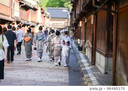 ひがし茶屋街を散策する着物女子 96480170