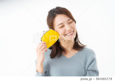 お財布を持つ女性 お財布を持つ女性 96480279
