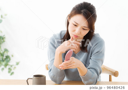 ヘアケアに悩む女性 96480426