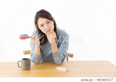 ヘアケアに悩む女性 96480427