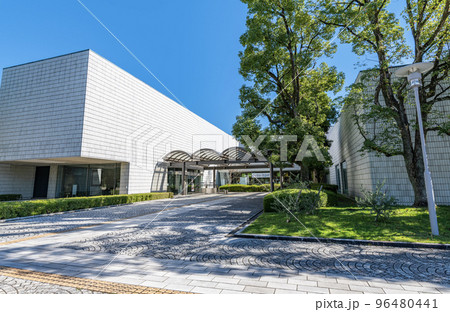 岐阜県岐阜市　快晴の岐阜県美術館 96480441