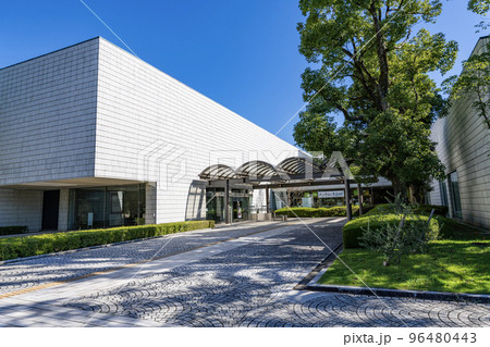 岐阜県岐阜市　快晴の岐阜県美術館 96480443