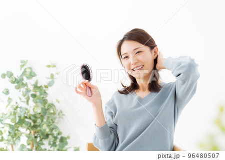 ヘアブラシを持つ女性 96480507