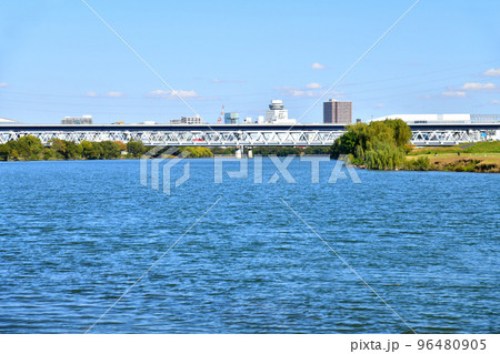 葛飾大橋/江戸川方面を下流/葛飾区側より望む(東京都葛飾区)【2022.10】 葛飾大橋/江戸川方面を下流/葛飾区側より望む(東京都葛飾区)【2022.10】 96480905