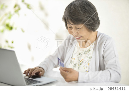 パソコンでネットショッピングを楽しむシニア女性 96481411
