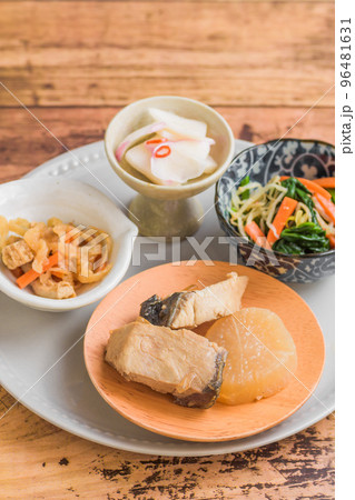 ヘルシーな和食料理 96481631