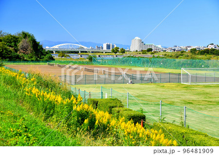宿河原堰堤／多摩川、和泉多摩川駅、登戸駅方面を望む(神奈川県川崎市)【2022.10】 96481909