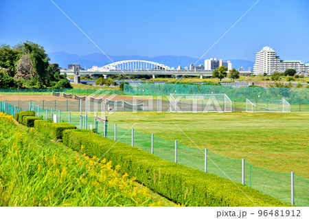 宿河原堰堤/多摩川、和泉多摩川駅、登戸駅方面を望む(神奈川県川崎市)【2022.10】 宿河原堰堤/多摩川、和泉多摩川駅、登戸駅方面を望む(神奈川県川崎市)【2022.10】 96481912